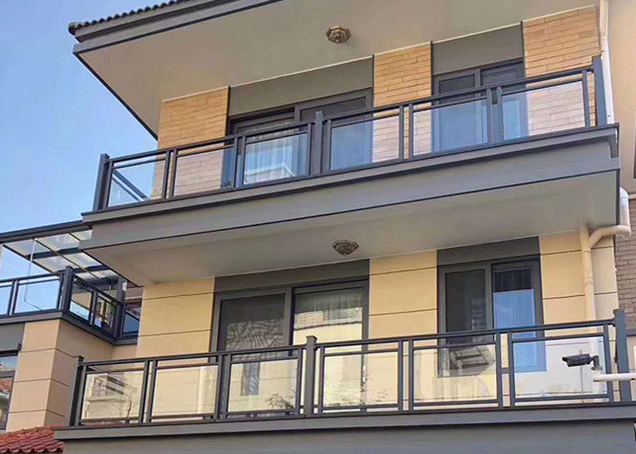 南昌小区锌钢玻璃阳台护栏工程案例
